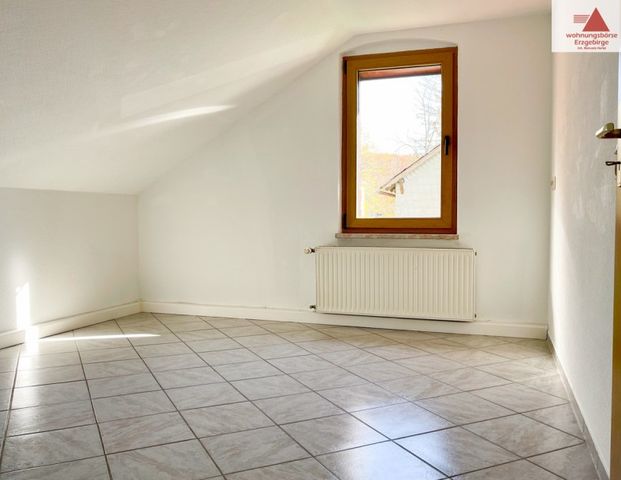 Geräumige 2-Raum-Dachgeschosswohnung mit Stellplatz - Photo 1