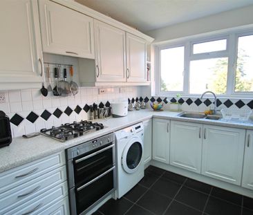 2 bed flat to rent in Howton Place, Bushey, WD23 - Photo 1