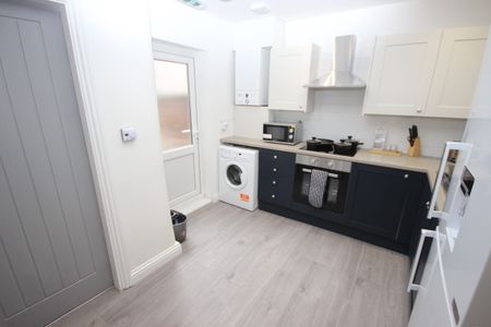 Room , Gorton Road - Photo 4