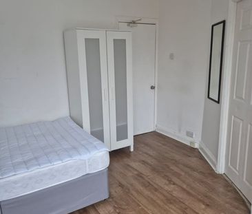 Room in a Shared House, Varley Road, E16 - Photo 6