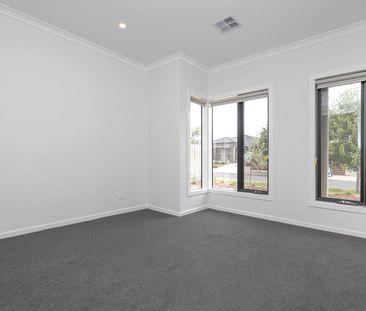 Spacious & Modern 5-Bed, 5-Bath Family Home! - Photo 6