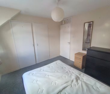 2 Bed Maisonette, York Road, SW11 - Photo 5