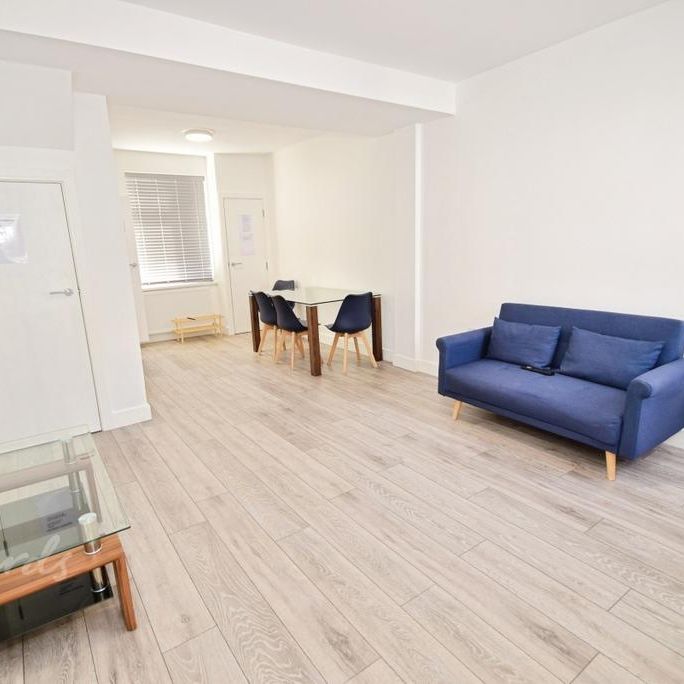 4 bedroom end of terrace house to rent - Photo 1