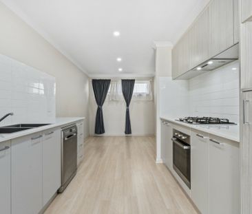 Spacious Townhouse In An Ideal Location! - Photo 3