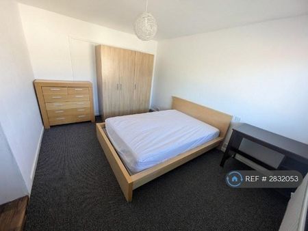1 bedroom in a house share to rent - Photo 3