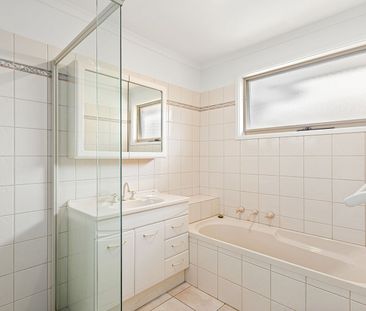 Private, Spacious 3 Bedroom Family Home. - Photo 2