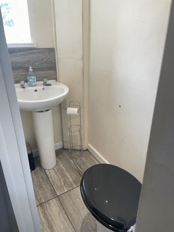 1 bedroom in a house share to rent - Photo 2