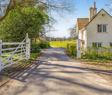 A delightful detached cottage on a private country estate. - Photo 2