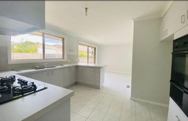 2/11 Irwin Street, 3168, Clayton Vic - Photo 1