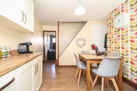 2 bedroom end of terrace house to rent - Photo 3