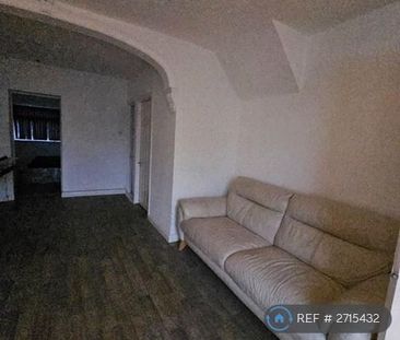 4 bedroom semi-detached house to rent - Photo 6