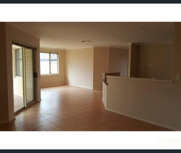 Ideal family rental – stylish, comfortable, and ready to move in! - Photo 2