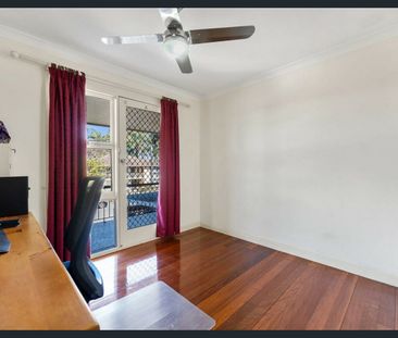 22A Crestgarden Street, MacGregor, Qld 4109 - Photo 5