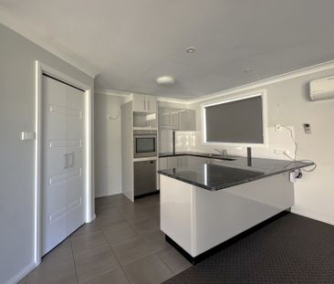 Modern, Open Plan 3-4 bedroom Brick Home - Photo 6