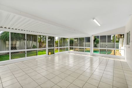 13Kw SOLAR, POOL, SIDE ACCESS, RUMPUS ROOM - Photo 2