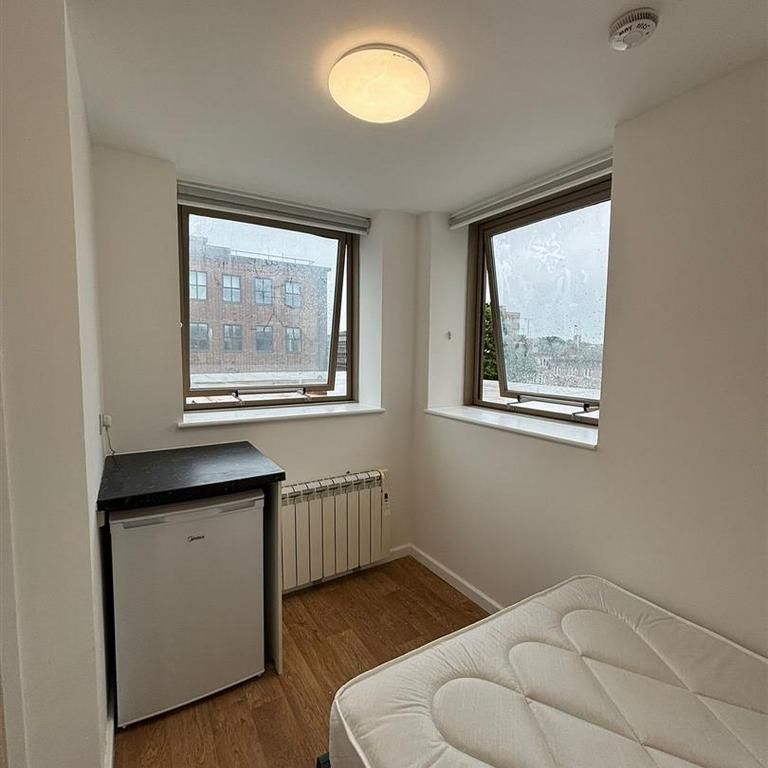 Studio to rent - Photo 1