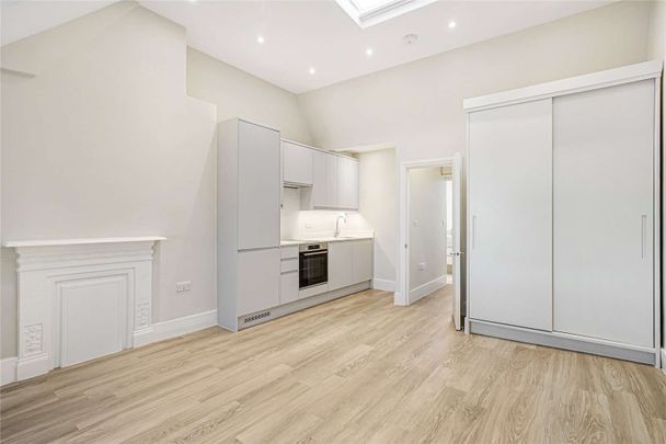 A bright and modern studio apartment benefitting from wooden floors throughout and conveniently located moments from Sloane Square Station - Photo 1