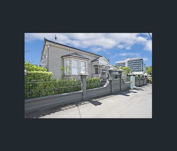 Spacious Flat with Private Courtyard! - Photo 6