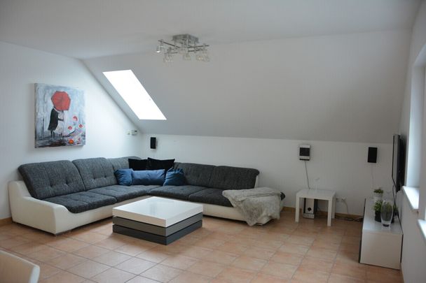 STILVOLLE MANSARDENWOHNUNG IN RUHIGER SIEDLUNGSLAGE VON GARSTEN - Foto 1