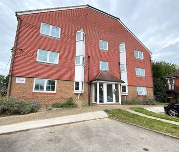 A contemporary apartment forming part of a modern development set in vibrant Crawley. - Photo 1