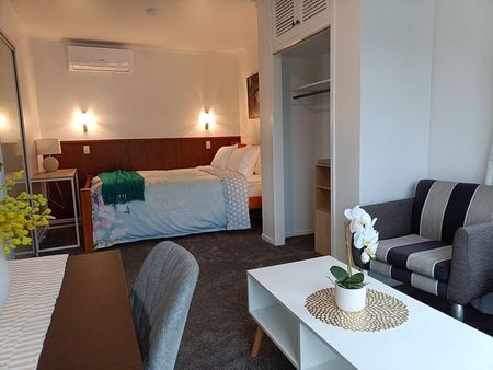 Super sunny & extremely convenient location - Photo 3