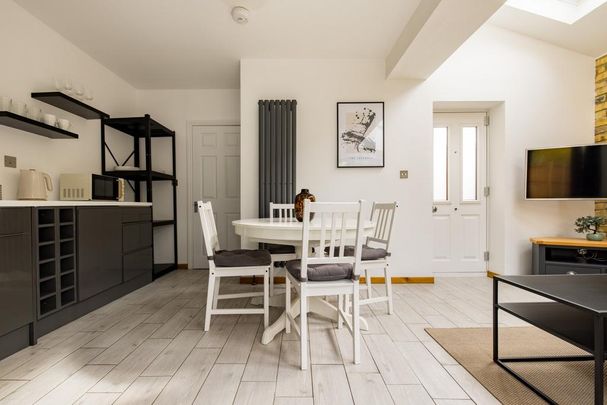 2 bedroom ground floor flat to rent - Photo 1