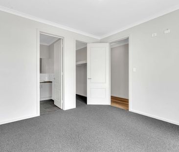 Stunning House in Premier Location! - Photo 2