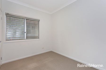 Chic 3 Bedroom Apartment with Two Levels of Living - Photo 5