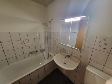 Spacieux appartement de 4,5 pièces au 2ème étage avec cheminée et part au jardin commun - Photo 2