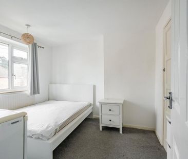 5 bedroom semi-detached house to rent - Photo 3