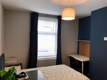 4 bedroom end of terrace house to rent - Photo 2