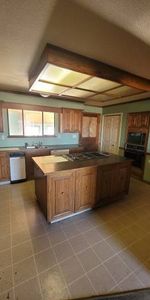 3 bedroom / 2.5 bathrooms 2000 sqft. upper home - Photo 3