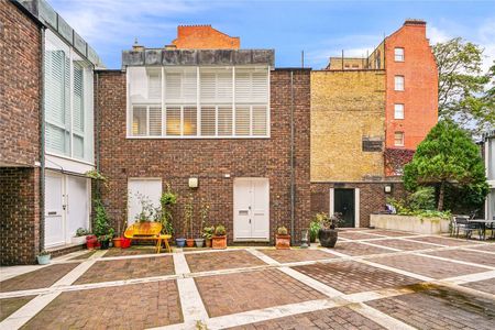 A beautiful and newly refurbished mews house located just off Sloane Square. - Photo 3