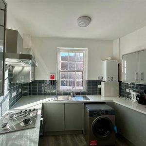 1 bedroom in a flat share to rent - Photo 2