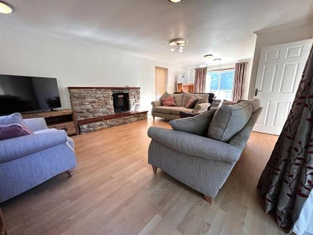 4 bedroom detached house to rent - Photo 2