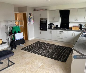 3 bedroom semi-detached house to rent - Photo 2