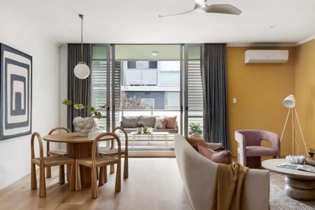 Split-level apartment in warehouse conversion - Photo 2