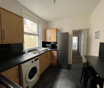 4 bedroom terraced house to rent - Photo 5