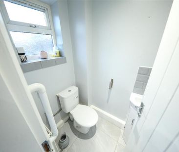 3 bedroom end of terrace house to rent - Photo 2
