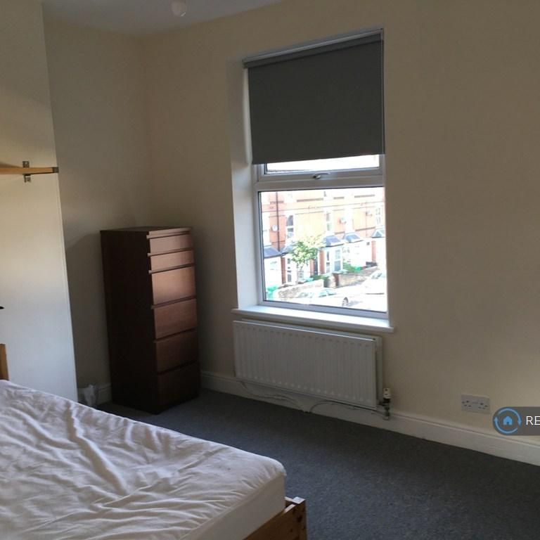 1 bedroom in a house share to rent - Photo 1