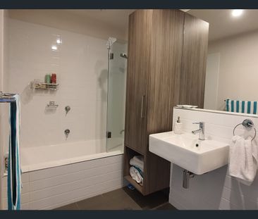 ELEGANT & STYLISH TOWNHOUSE IN PERFECT LOCATION - Photo 5