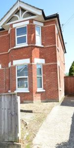 1 bedroom in a flat share to rent - Photo 3