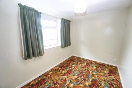 3 bedroom end of terrace house to rent - Photo 4