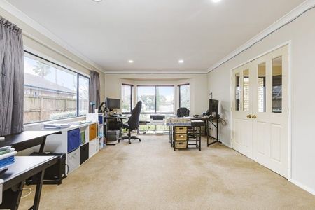 Spacious 4BR Rosehill Retreat with AC & BBQ - Photo 3