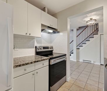 For Lease - 29 Woodvale Green Drive Unit# B, South of Baseline to K... - Photo 2