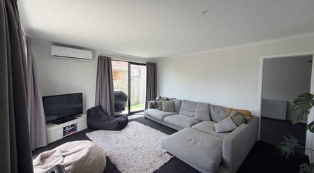 Spacious 4-Bed, 3-Bath Double Storey Townhouse - Photo 5