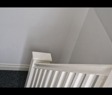 2 Bed Penthouse, Tooting High Street, SW17 - Photo 5