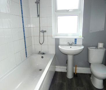 3 bed House - To Let - Photo 6