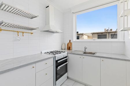 Welcome Home: Stylishly Renovated Top-Floor Apartment! - Photo 5