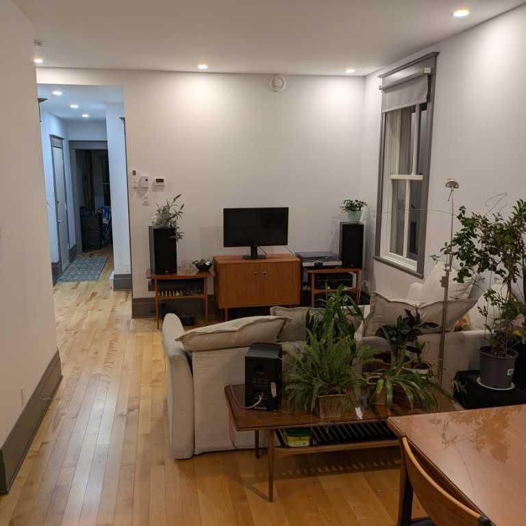 Lumineux 5 1/2 au 3e étage, 2 chambres, 2 salles de bain, 2 balcons, climatisé, 5 électros inclus, couchers de soleil - Photo 1